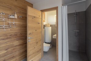 Villa familiale, plusieurs chambres, 2 salles de bains, côté montagne (Pool Villa Prleški Raj) | Salle de bain | Ensemble baignoire-douche, séchoir à cheveux, bidet, serviettes fournies