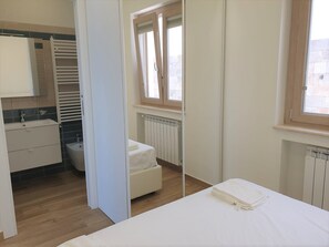 1 غرفة نوم وخزنة داخل الغرفة ومكواة/لوح كي وسرير سفر