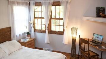 4 bedrooms, iron/ironing board, free WiFi, bed sheets