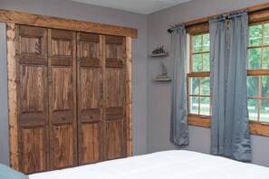 4 bedrooms, iron/ironing board, free WiFi, bed sheets - Country in the City | Massage Chair and Fireplace | Close to Downtown (Decorah)