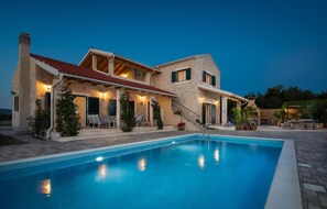 A heated pool - Cozy home in Drnis with sauna (Drnis)