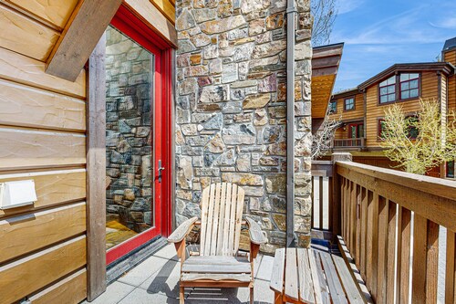 Stylish creekside condo fireplace & washer/dryer - walk to downtown