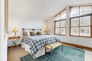 3 bedrooms, iron/ironing board, WiFi, bed sheets