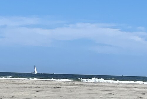 Beach and boardwalk 1.5 blocks away. Private porch and shared plaza.