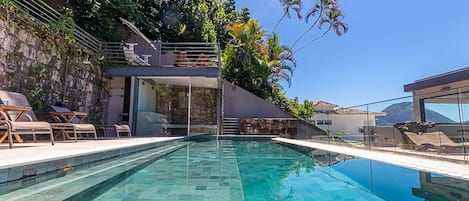 Una piscina al aire libre, una piscina climatizada