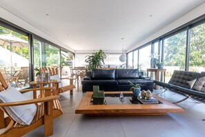 Smart TV, fireplace, DVD player, books