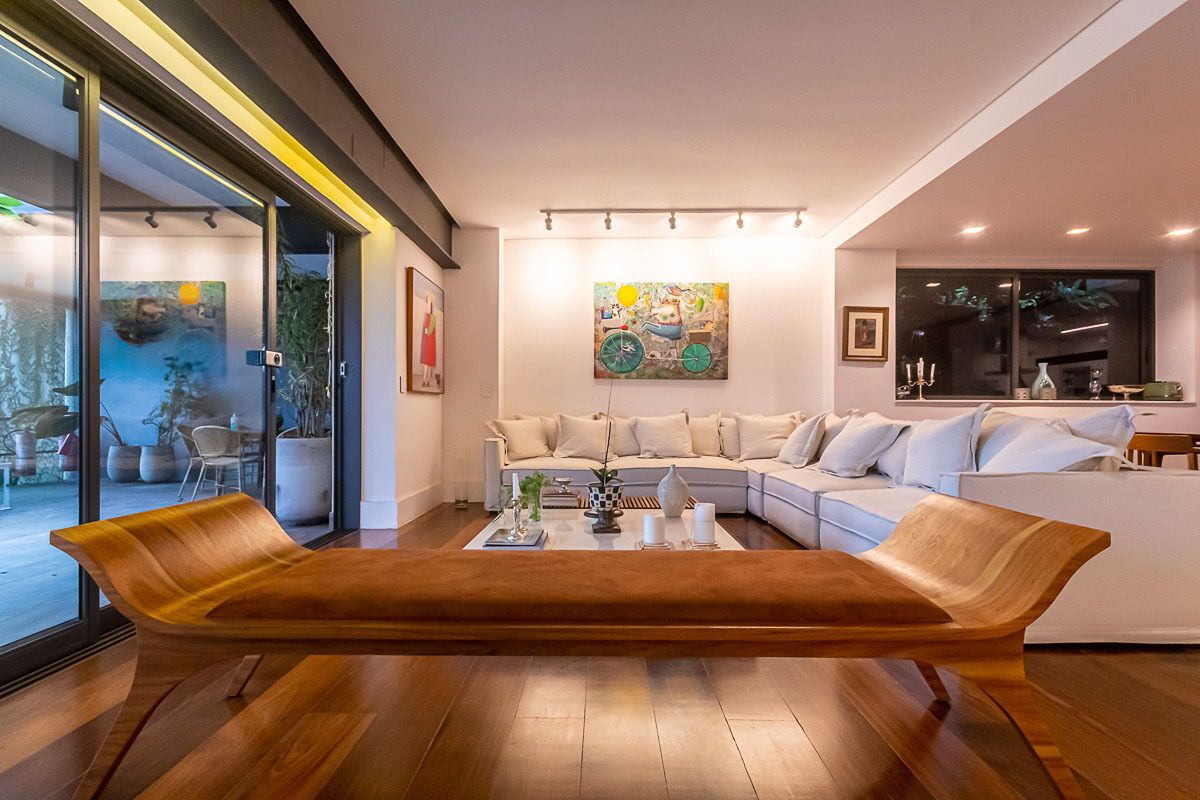 Smart TV, lareira, DVD player, livros