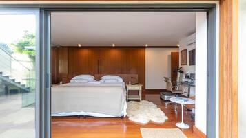 4 bedrooms, desk, iron/ironing board, free WiFi