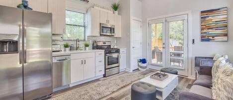 Køleskab, mikrobølgeovn, ovn, kogeplade