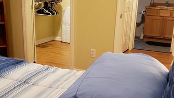 1 habitación, tabla de planchar con plancha, wifi y ropa de cama