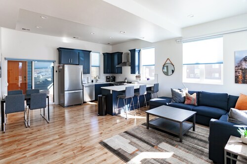 Chic Indigo Digs : 3 BR,Cool Kitchen, Zen Patio!