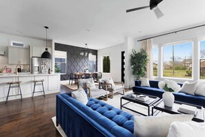 Téléviseur connecté, foyer, table de ping-pong, livres