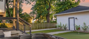The Urban Farmhouse - Hot Tub & Sauna!