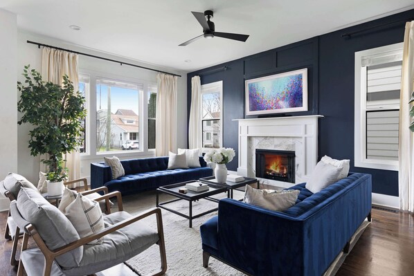 Smart TV, chimenea, tenis de mesa y libros 