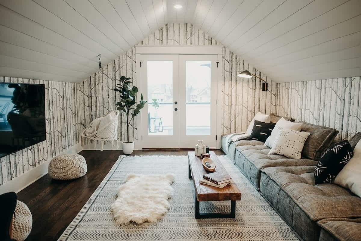 智  能電視、壁爐、乒乓球設施、書籍