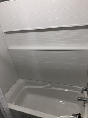 Bathtub, towels, soap, shampoo - One block from River Character, large two bedroom  (Saskatoon)