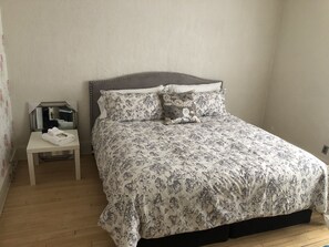 2 bedrooms, desk, iron/ironing board, free WiFi - One block from River Character, large two bedroom  (Saskatoon)