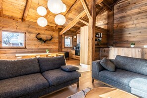 Smart-TV, Kamin, Bücher