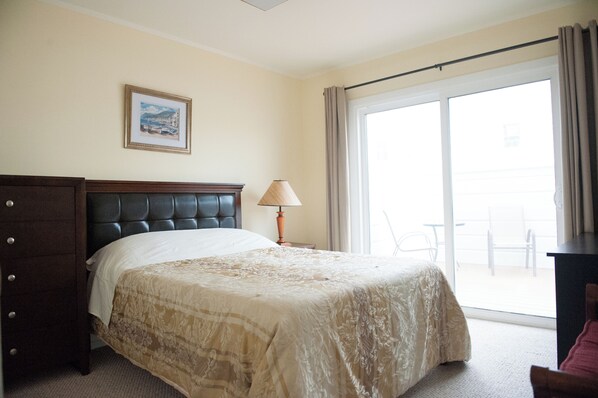 4 bedrooms, desk, iron/ironing board, WiFi