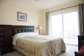 4 bedrooms, desk, iron/ironing board, WiFi