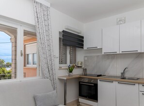 Kühlschrank, Ofen, Herdplatte, Wasserkocher mit Kaffee-/Teezubehör