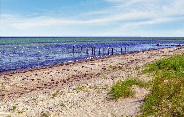 Beach nearby - Nice home in Glesborg with sauna (Glesborg)