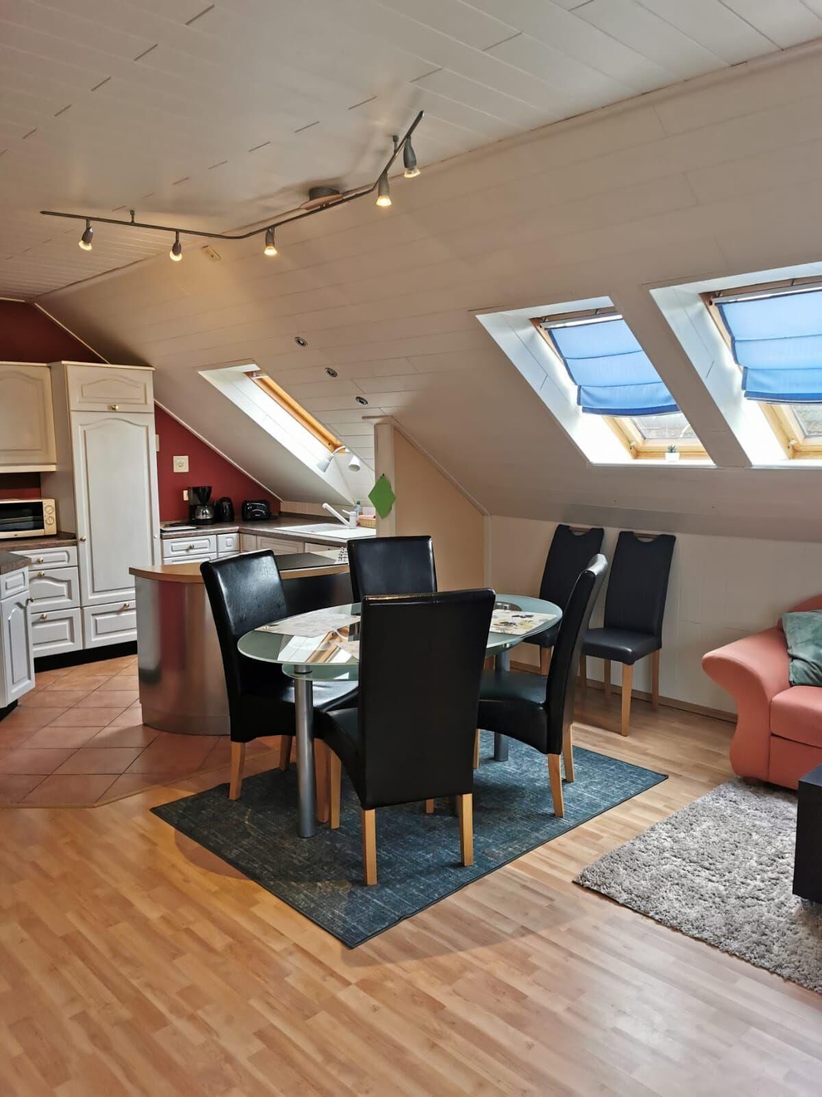 Wohnzimmer mit offener Küche