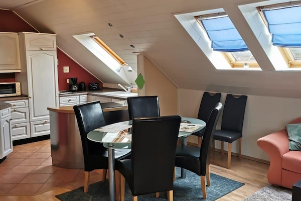 Wohnzimmer mit offener Küche