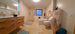 Badewanne, Haartrockner, Handtücher, Seife