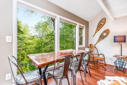 Dog-friendly getaway with amazing mountain views & fast WiFi - walk to slopes