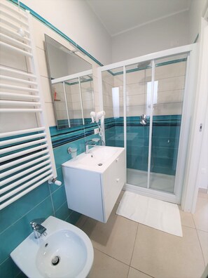 Duschwanne, Haartrockner, Bidet, Handtücher