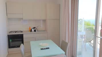 Fridge, oven, coffee/tea maker, electric kettle