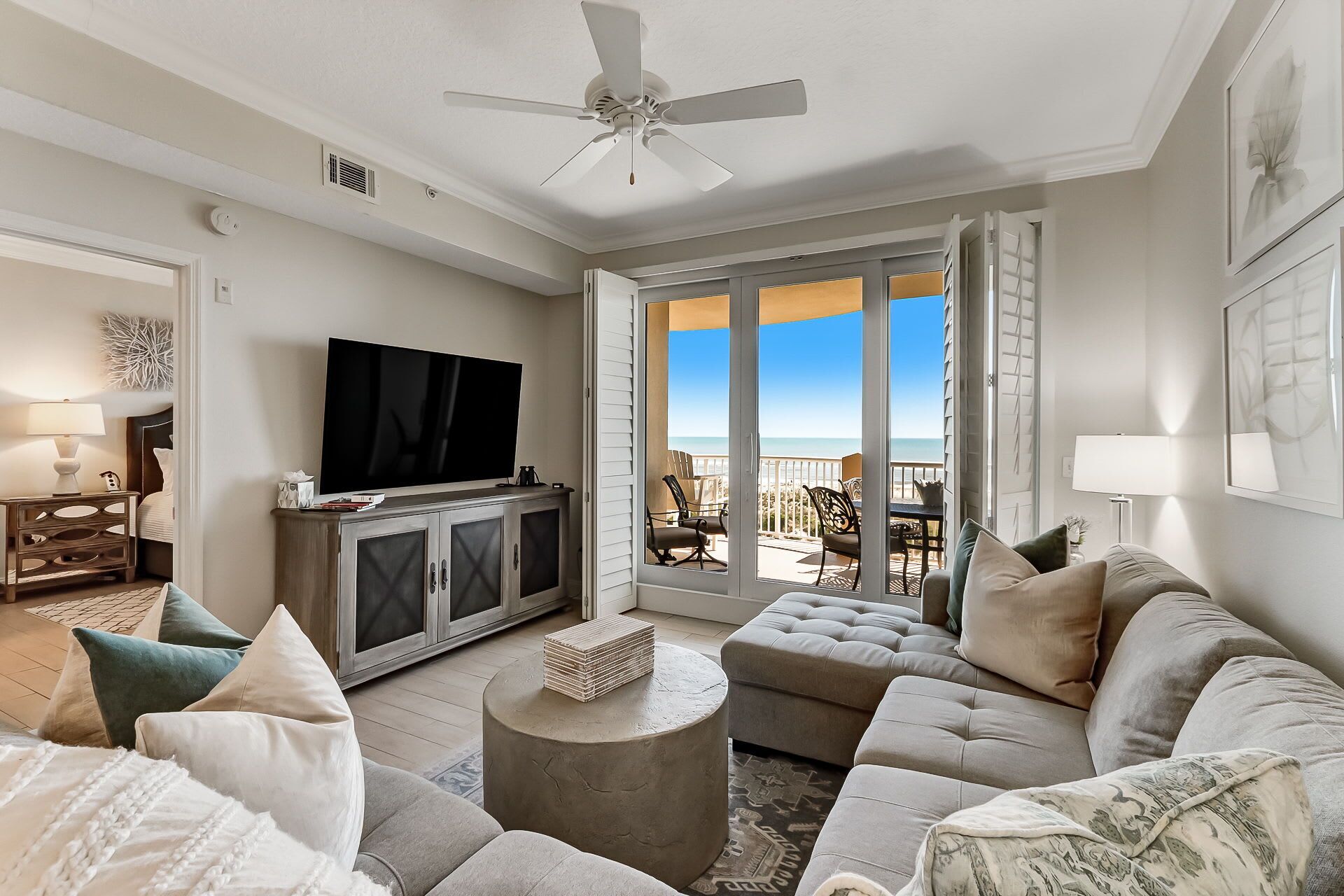 TV connectée, lecteur de DVD, livres, espaces bureaux