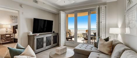 TV connectée, lecteur de DVD, livres, espaces bureaux