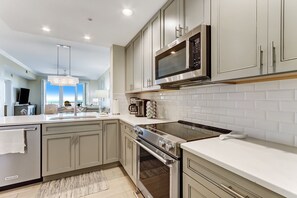 Frigorífico, microondas, horno y placa de cocina