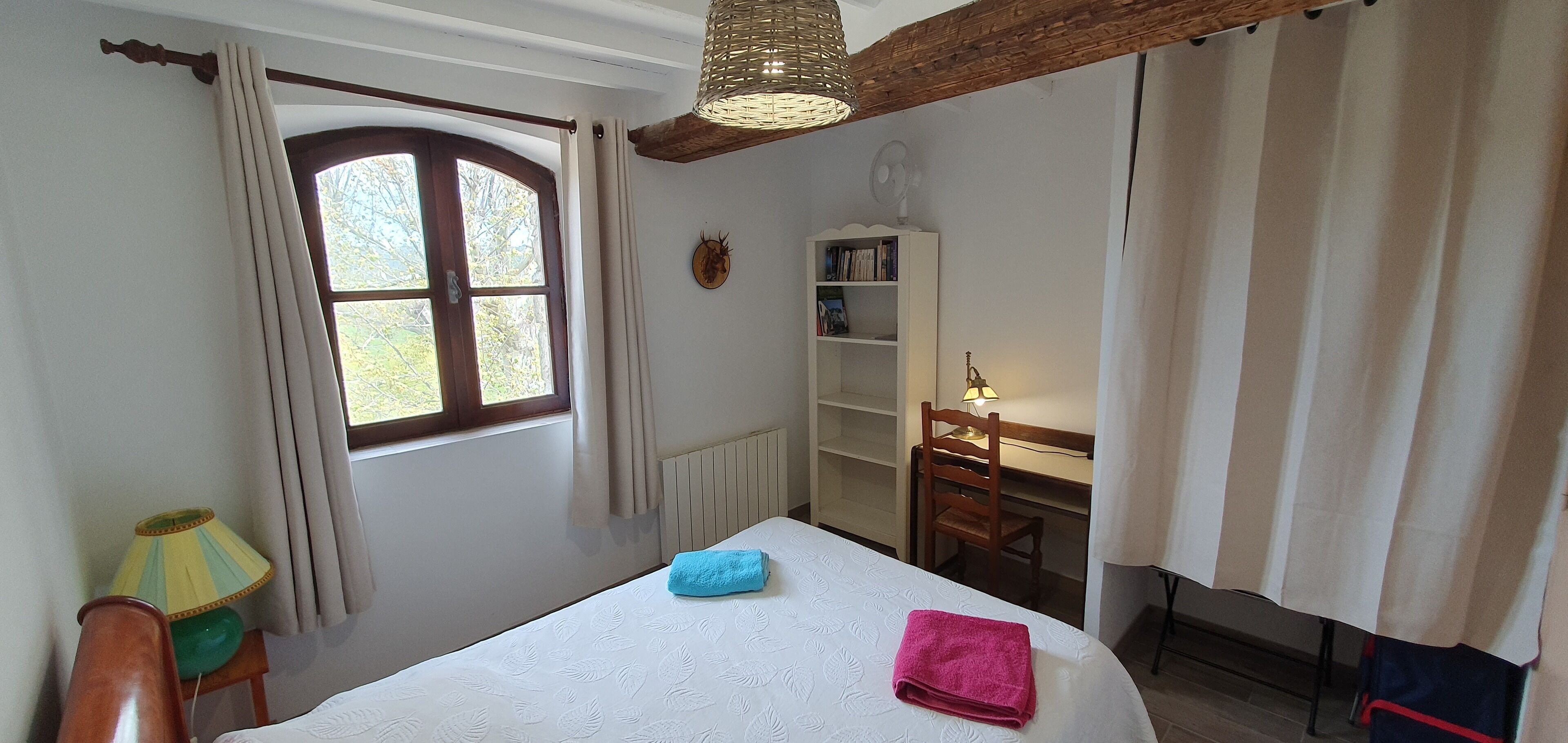 1 chambre, bureau, fer et planche à repasser, lit parapluie