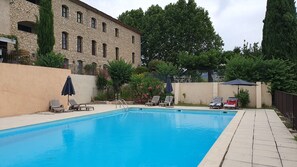 Outdoor pool - Beautiful apartment in a Provencal farmhouse with swimming pool, ideal for family or friends (Viens)