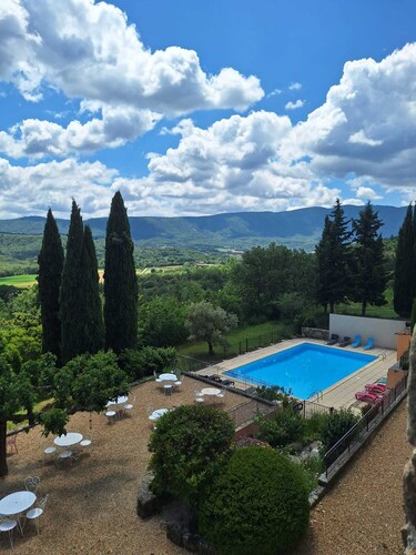 Beautiful apartment in a Provencal farmhouse with swimming pool, ideal for family or friends