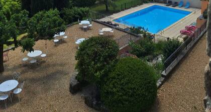 Beautiful apartment in a Provencal farmhouse with swimming pool, ideal for family or friends