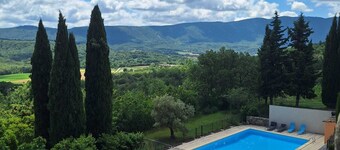 Beautiful apartment in a Provencal farmhouse with swimming pool, ideal for family or friends