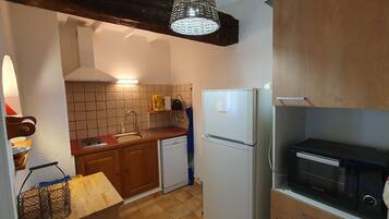 Een koelkast, een oven, een kookplaat, een vaatwasser