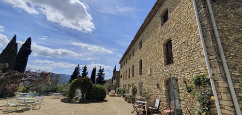 Beautiful apartment in a Provencal farmhouse with swimming pool, ideal for family or friends