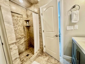 Combined shower/bathtub, hair dryer, towels, soap - Beautiful Renovated Home Walk to University of Maine in Orono (Orono)