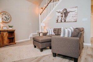 テレビ、暖炉、書庫、ミュージックライブラリ