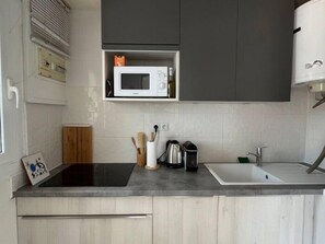 Réfrigérateur, micro-ondes, lave-vaisselle, cafetière/bouilloire