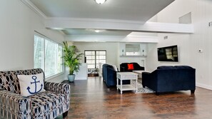 Smart TV, fireplace, video games, foosball - Perfect location for a variety of guests! (Bradenton)