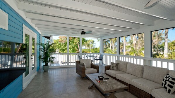 スマートテレビ、暖炉、テレビゲーム、テーブルサッカー台