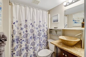 Condo (Beach & Tennis 1604) | Bathroom