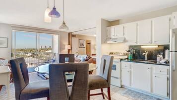 Condo (Beach & Tennis 1604) | Private kitchen