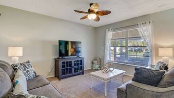 House (220 Albatross St) | Living room